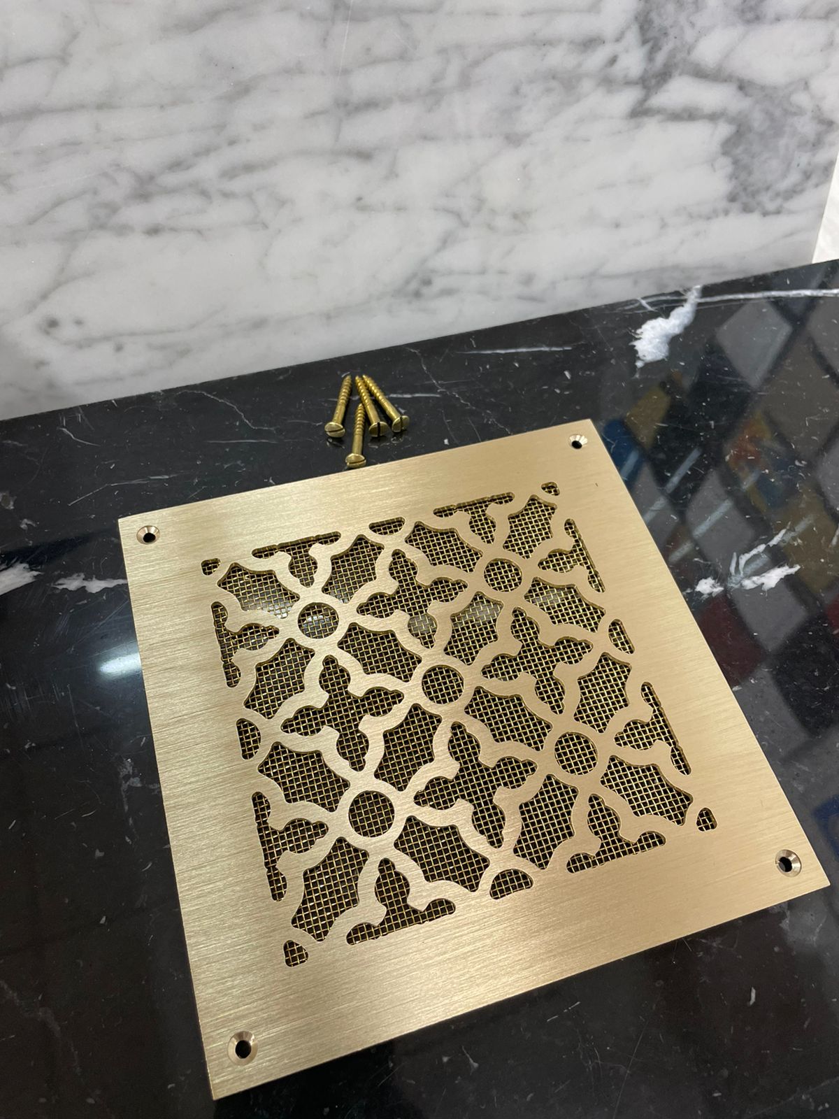 Латунная вентиляционная решетка шлифованная ЛР25 150×150